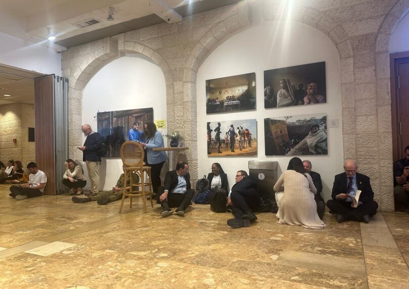 "הופעלה אזעקת אמת": משתתפי הכנס נגד אנטישמיות נקלעו לירי