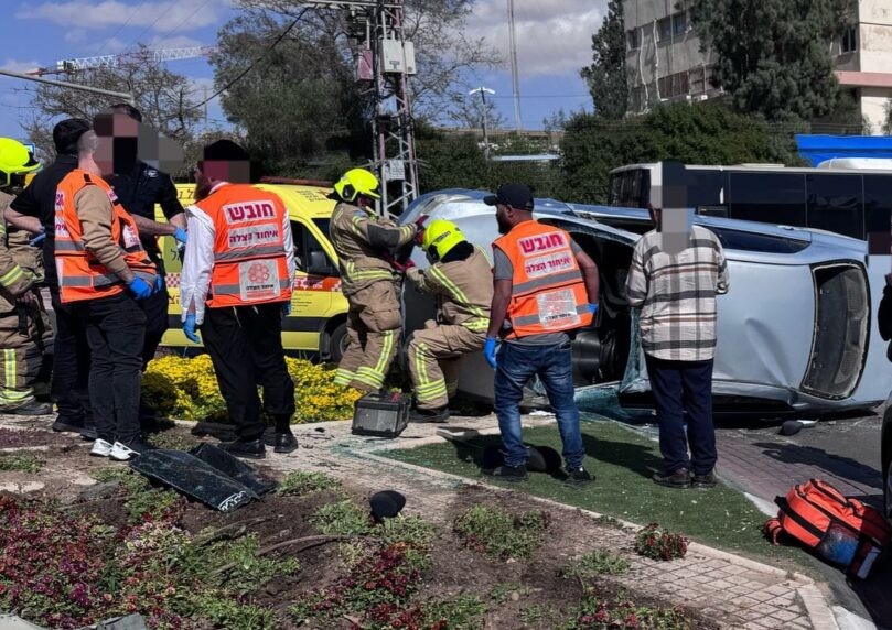 זוג הורים ובנם נפצעו בהתהפכות רכב בדרום הארץ