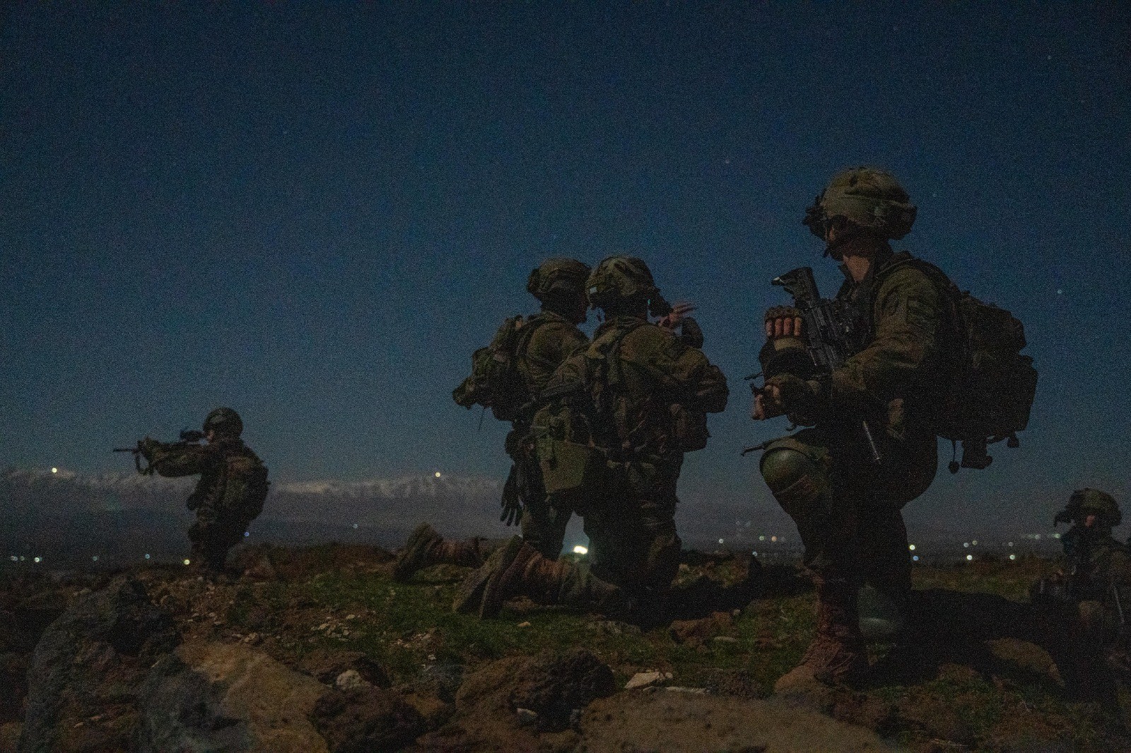 על רקע החרמון: לוחמינו פשטו על מטרות טרור בשטח סוריה | צפו
