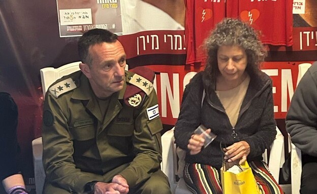 מיד לאחר שסיים את תפקידו - הרצי הלוי הגיע לכיכר החטופים