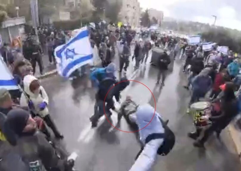 יאיר גולן דוחף את עצמו בכוח אל מול השוטרים - ומוטח אל הקרקע