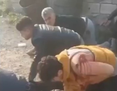 תיעוד: אנשי המשטר החדש בסוריה משפילים את תומכי אסד