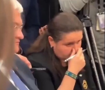 כך נראתה שגרירת אוקראינה בארה"ב בזמן הוויכוח בין הנשיאים