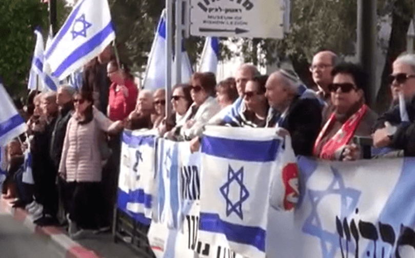מאות דגלי ישראל: החל מסע הלוויה של אוהד יהלומי ז"ל | צפו