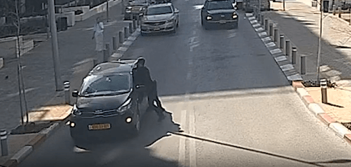 תיעוד דרמטי: הנהג נסע והשוטר נשאר תלוי על הרכב | צפו