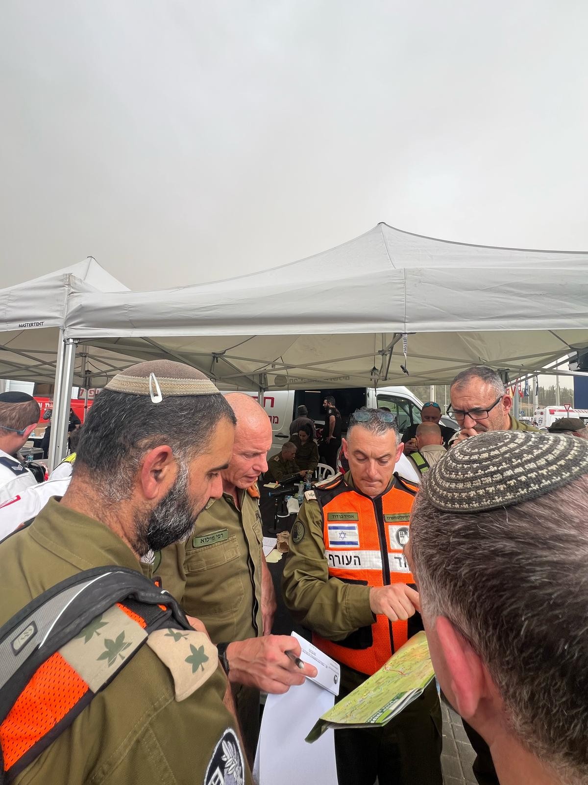 תיעוד דרמטי: כונני הצלה מחפשים לכודים בין הרכבים בכביש 1