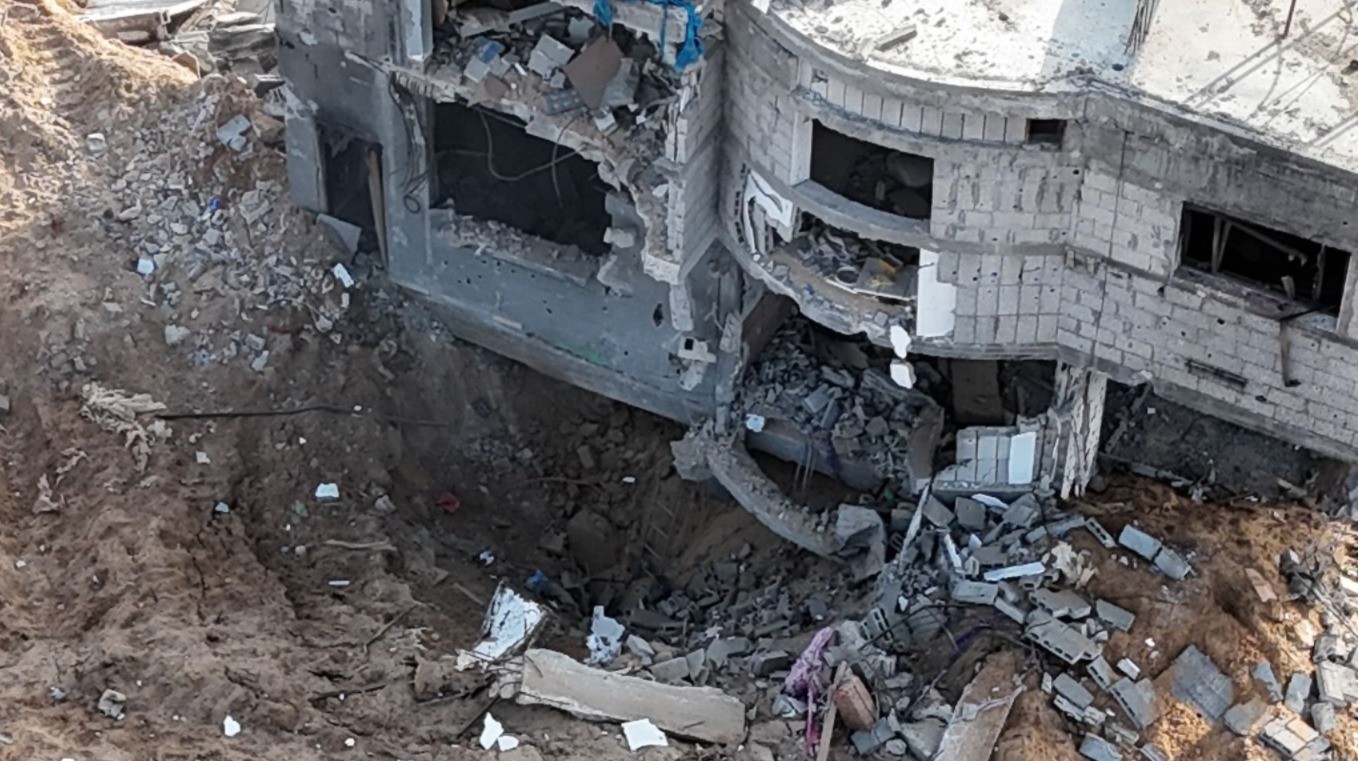 פטריית עשן אדירה: תיעוד מפיצוץ פיר מנהרה ברפיח באישון ליל