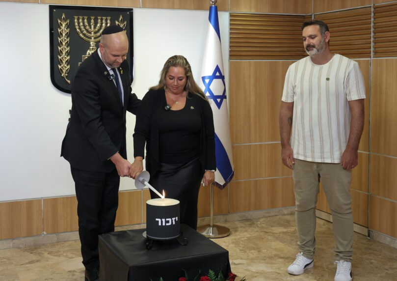 יו"ר הכנסת הדליק את נר היזכור עם אם שכולה: "ריגשת אותי מאד"