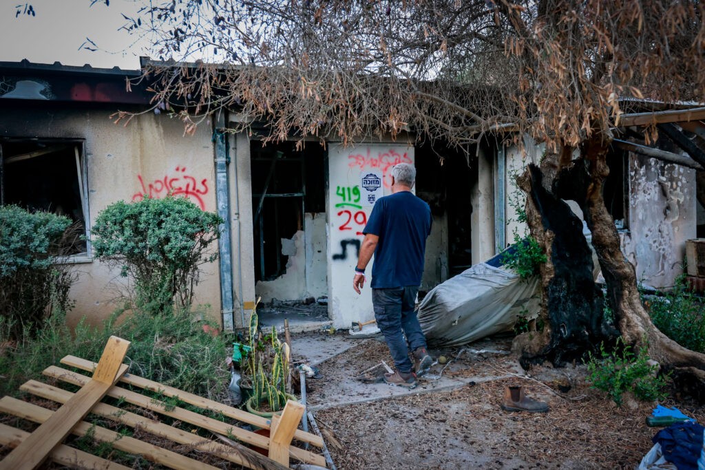 אלמנת ה-7.10: "כשמפיצים את סרטון הזוועות - פוגעים לי בבנים"