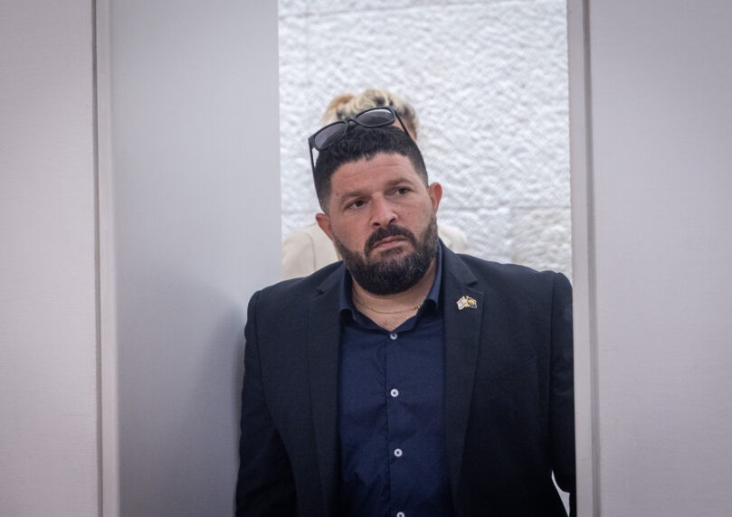 סגן השר אלמוג כהן קיבל מכתב חשוד, משפחתו מסתגרת בביתם