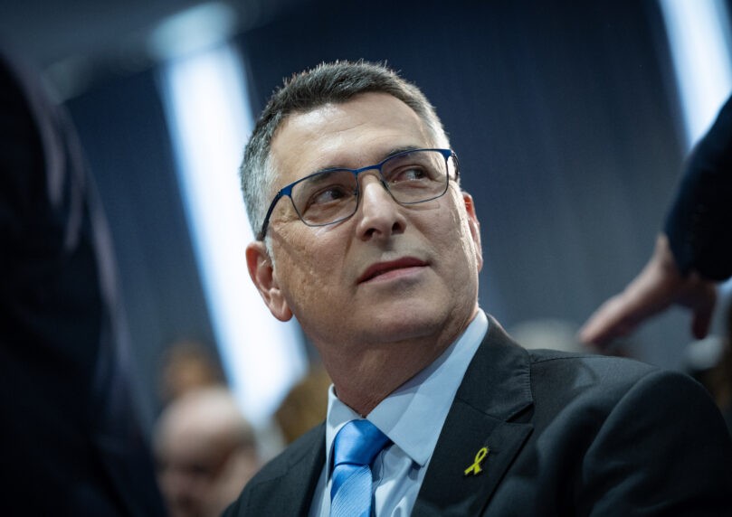 "החלטה חשובה": סער בירך על עזיבת הונגריה את בית הדין הבינ"ל