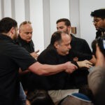 הדיון התחדש ללא קהל – מהומות מחוץ לאולם הדיונים