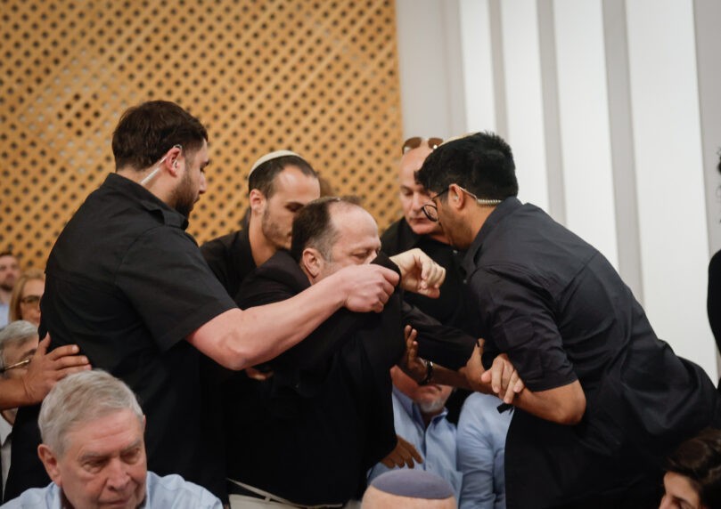 האב השכול צעק על בכירים לשעבר באולם: "אתם לא מתביישים?"