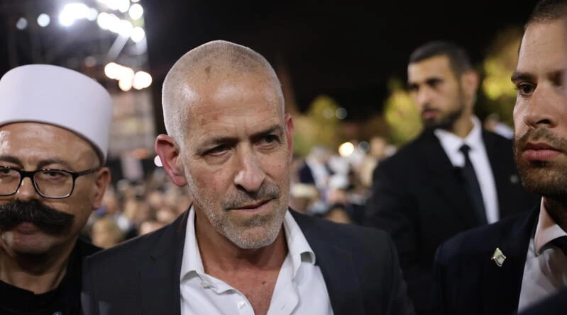 שחרור מנהל שיפא מעל ראשו של נתניהו - והביקורת על רונן בר