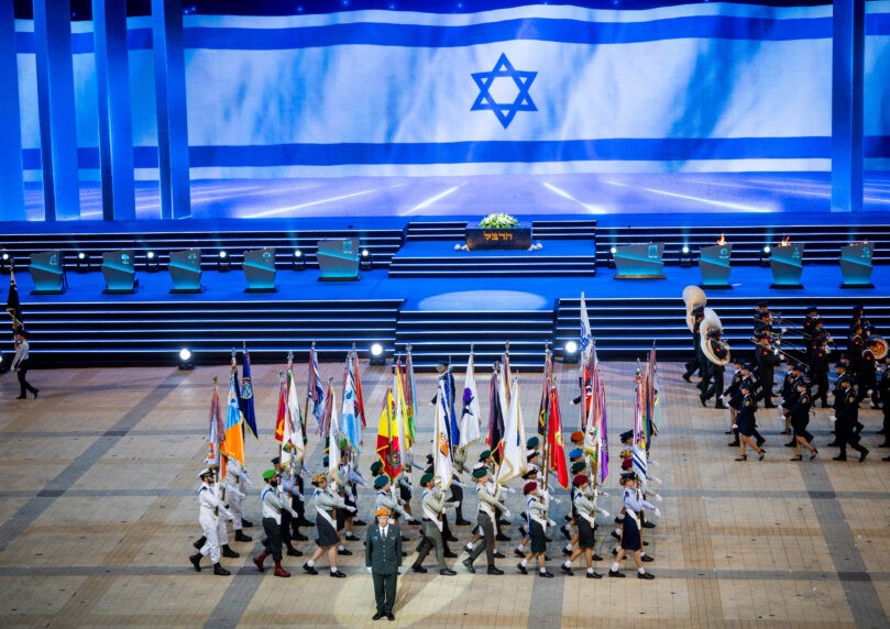 אל"מ מתן ב' ורס"ן נורית ר' ישיאו את משואת צה"ל ביום העצמאות