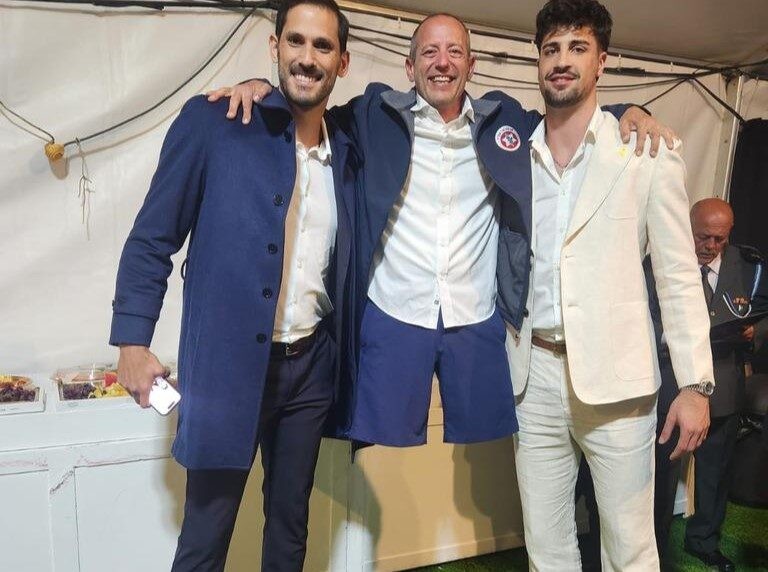 התמונה המרגשת של הלוחם שנפצע בעזה עם שחקני הכדורסל