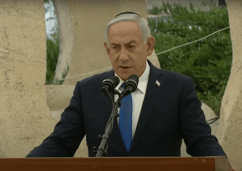 רה"מ נתניהו עלה לנאום בהר הרצל, בקהל צעקו לעברו: "אתה הראש"