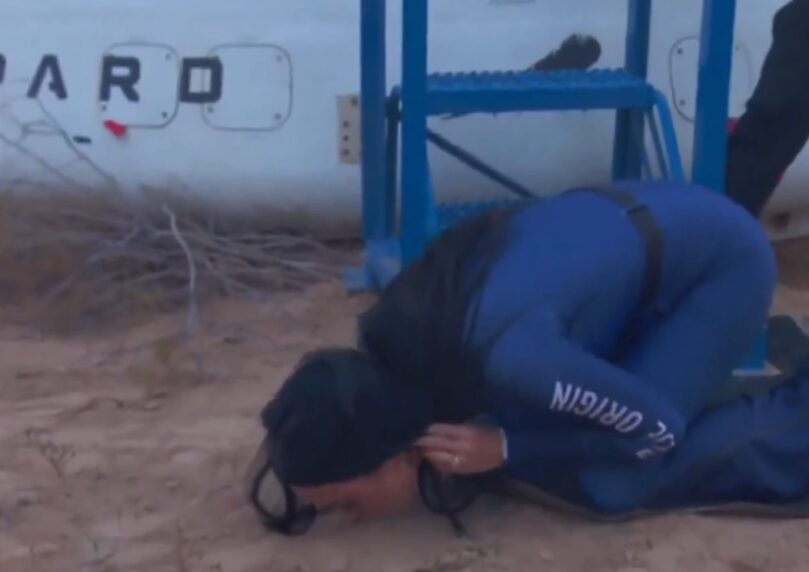 לאחר טיסה קצרה במיוחד: קייטי פרי נחתה ונישקה את האדמה