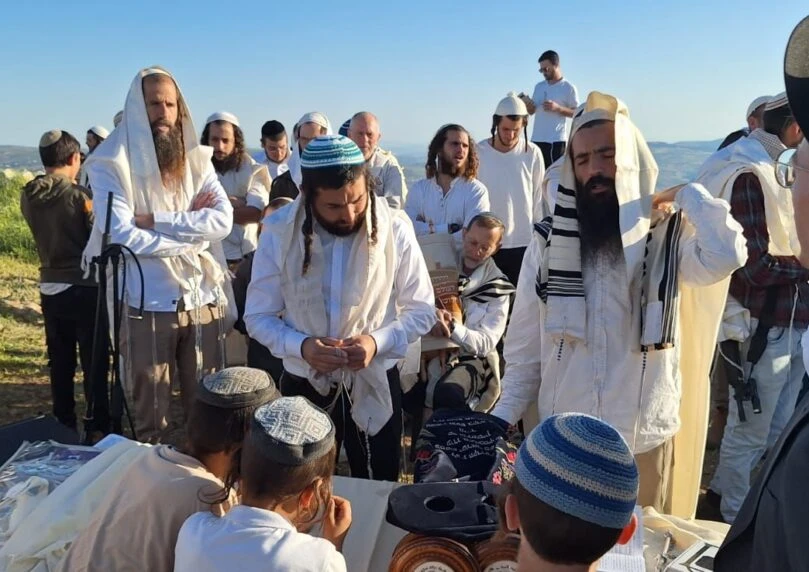 לזכר הלוחם שנפל: עשרות התפללו במזבח יהושע שבהר עיבל