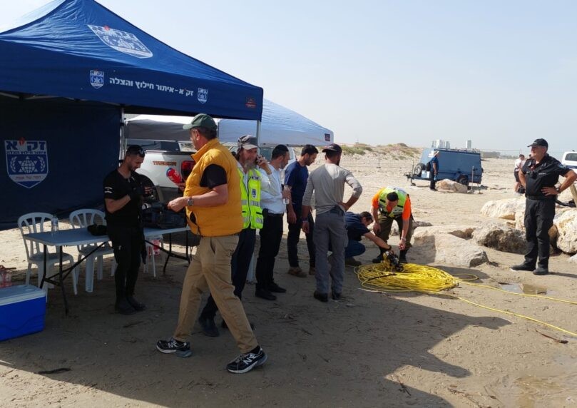 החיפושים אחר הצוללן הנעדר בחוף בחדרה נמשכים | צפו בתיעוד