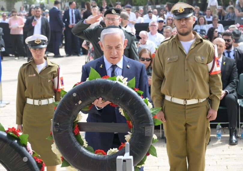 מתייחדים עם זכרם: ראש הממשלה בנימין נתניהו הניח זר ביד ושם