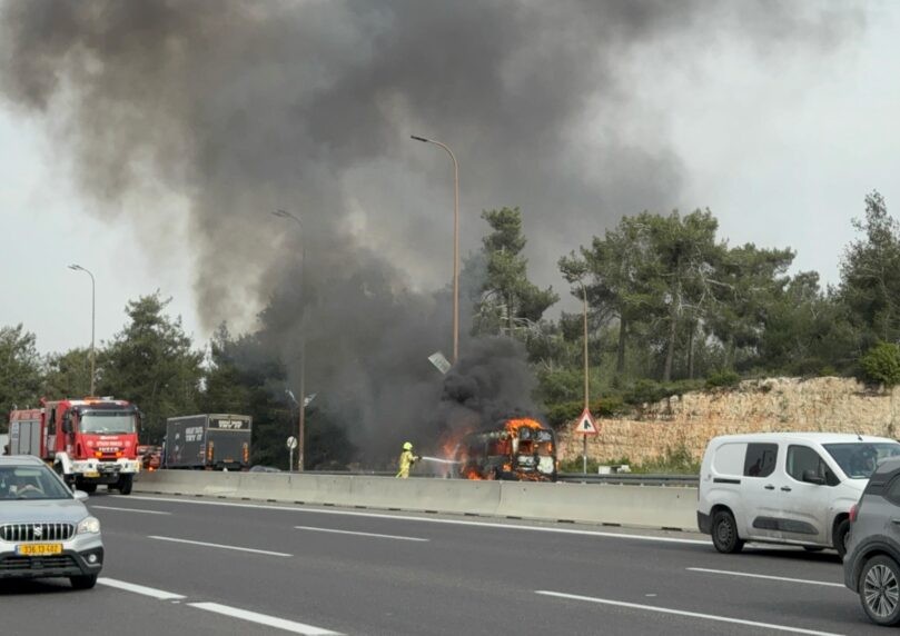 תיעוד דרמטי: רכב הסעות עלה באש בכביש 1 סמוך לשורש