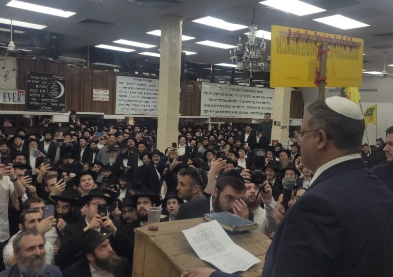 מול מפגיני חמאס: בן גביר נפגש עם חסידי חב"ד בבניין ה-770