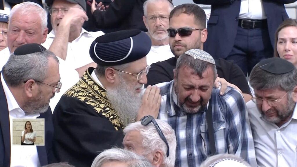 לאחר שצעק לעברו, האב השכול ואמיר אוחנה הניחו זר יחד | צפו