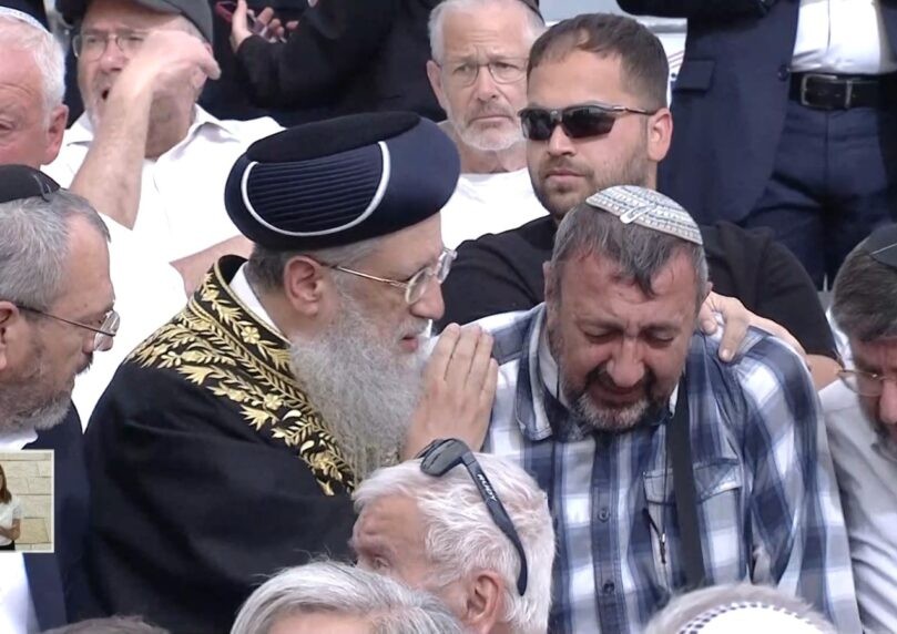 האב השכול פרץ בבכי, הראשון לציון ניגש לחבקו