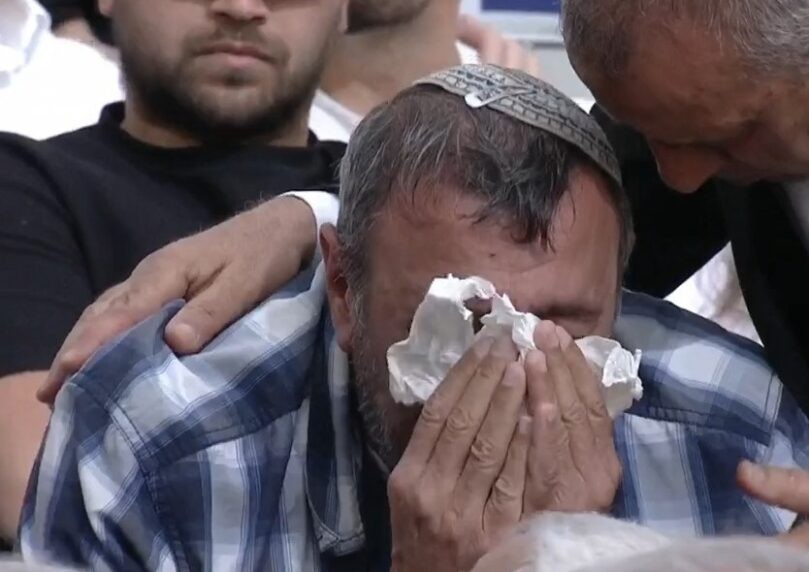 אוחנה לאב השכול שצעק לעברו: "אנחנו כולנו מחבקים אותך"