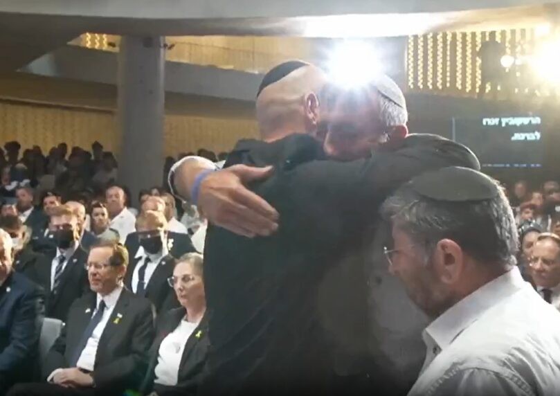 לאחר שצעק לעברו, האב השכול ואמיר אוחנה הניחו זר יחד | צפו