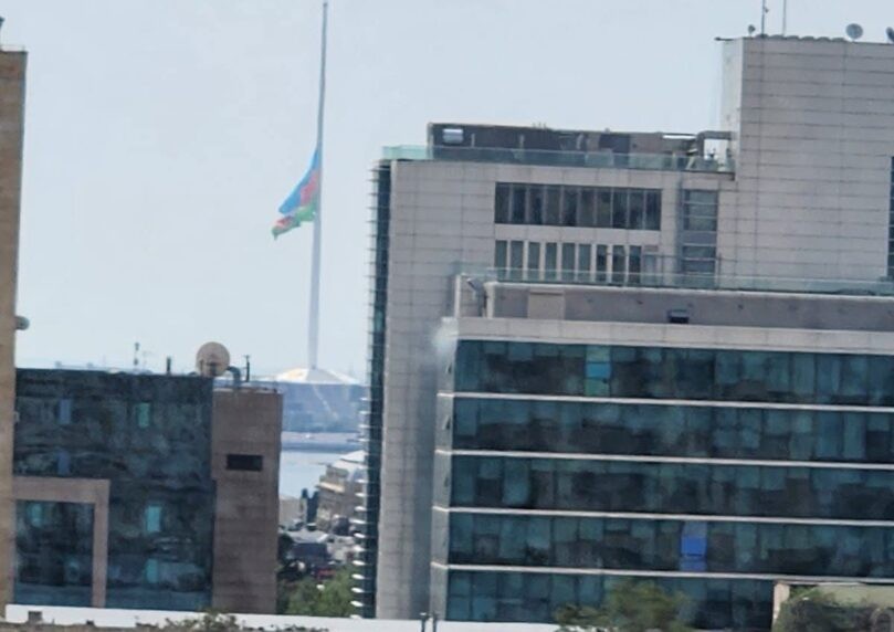 המדינה השיעית שהורידה את הדגל לחצי התורן לרגל יום הזיכרון