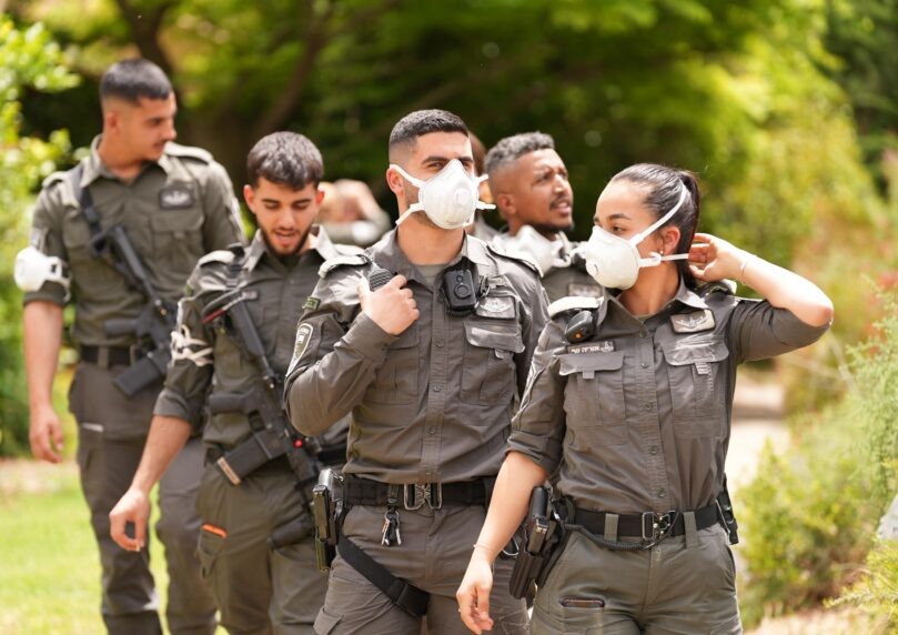 בעקבות השרפה: לוחמי מג"ב ירושלים מפנים תושבים ביישוב נחשון