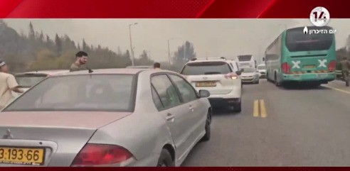 תיעוד דרמטי: כונני הצלה מחפשים לכודים בין הרכבים בכביש 1