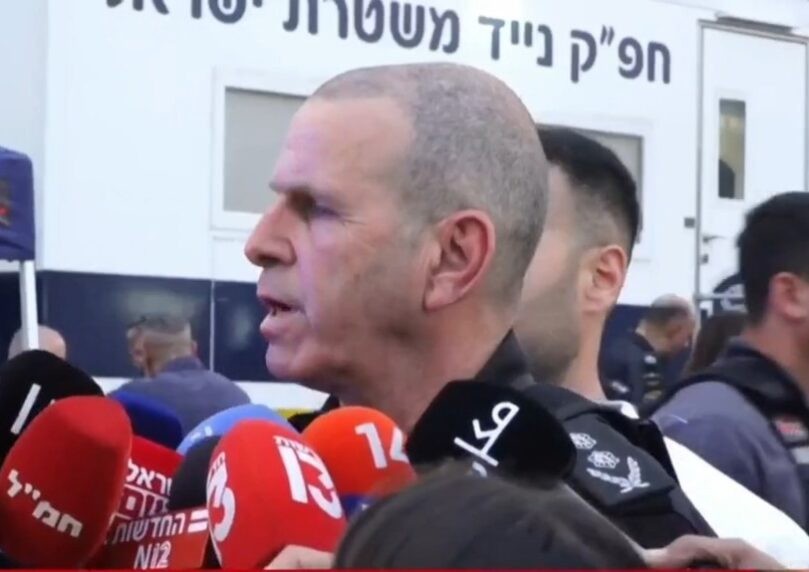 בעת פינוי אזרחים: נציב כבאות והצלה נפגע מאש שאחזה בבגדיו