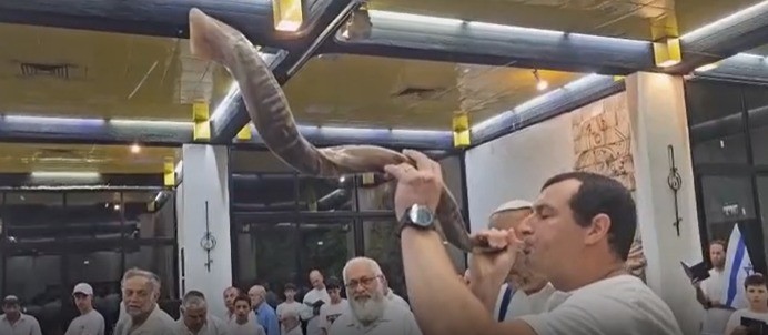 צפו: חבר הקיבוץ שנפצע ב-7.10 תוקע בשופר בתפילת יום העצמאות