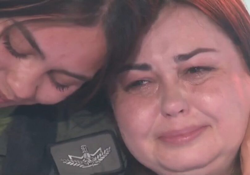 ינון מגל הפתיע חיילת בודדה במפגש עם אמה