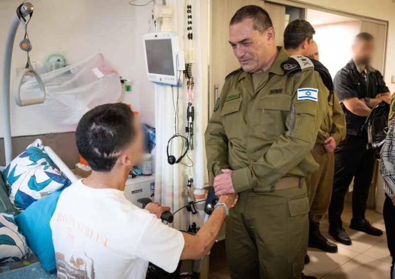 "גבורה בפני עצמה": הרמטכ"ל ביקר פצועי צה"ל רגע לפני חג הפסח