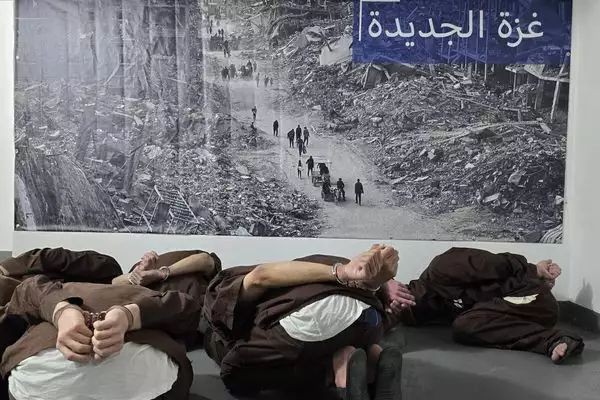 מחזירים מלחמה פסיכולוגית: תמונות הרס עזה נתלו בתאי המחבלים