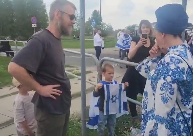 ללי דרעי פגשה ילד פולני מחזיק בדגל ישראל - כך היא הגיבה