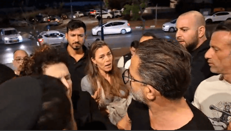זעם ברעננה: מאות עצרו בגופם את שידור הטקס הבזוי