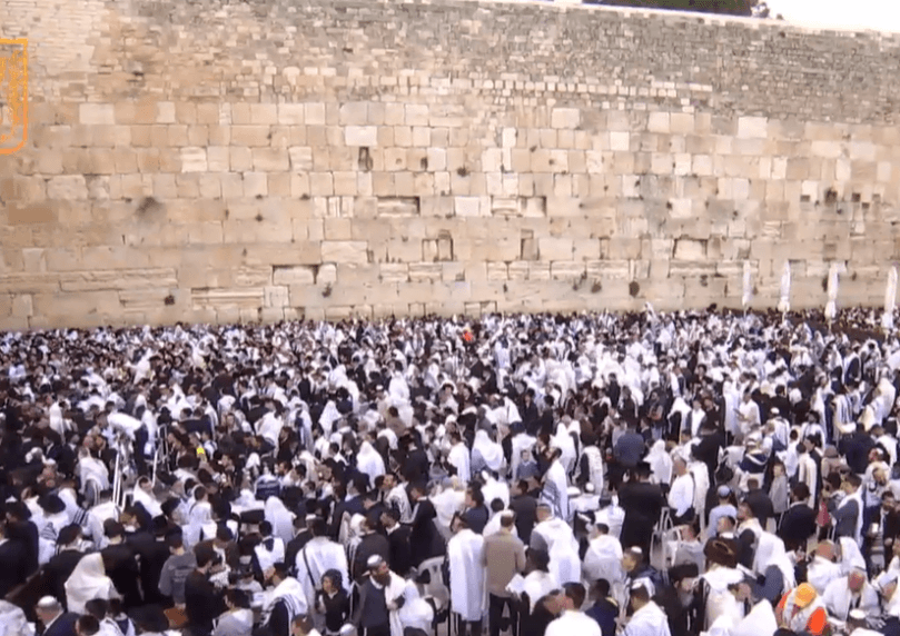 עשרות אלפים בברכת הכהנים המסורתית בכותל המערבי | צפו