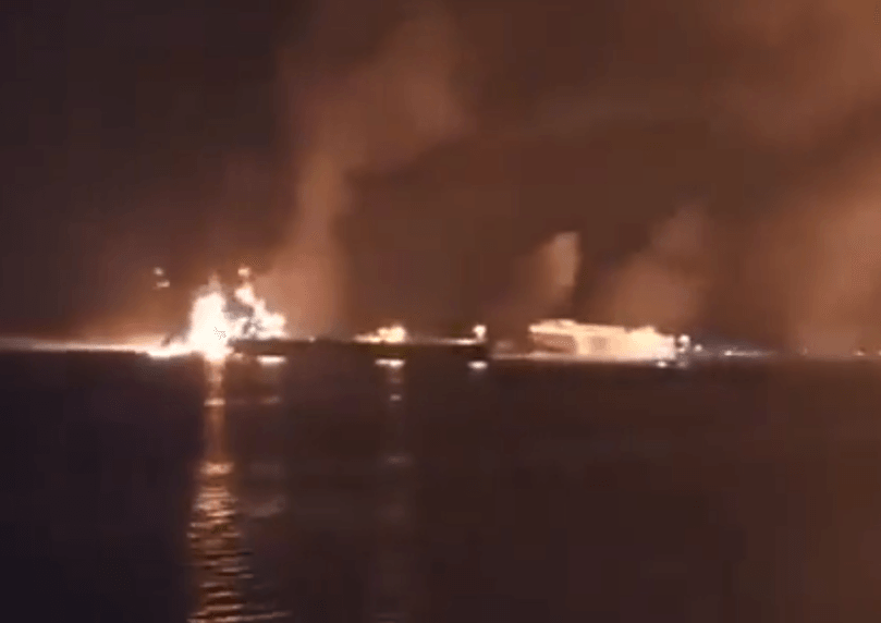 כדור אש בלב הים: תיעוד דרמטי מהתקיפות לעבר מתקן הנפט שבתימן