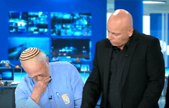 מרגש: בועז גולן חשף לבן משפחתו ספר מהשואה - שפרץ בבכי | צפו