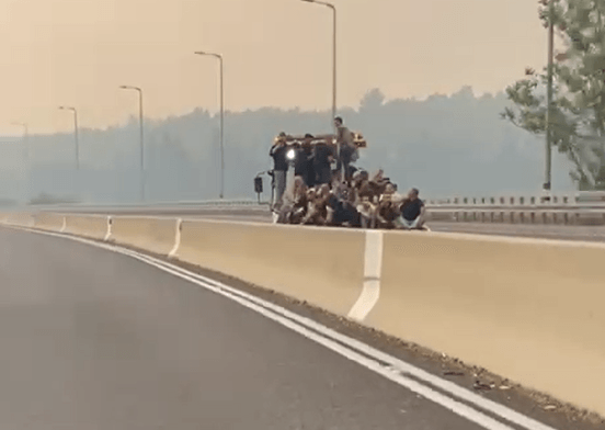 כמו סרט אימה: תושבים נמלטים מהשריפות על גרר