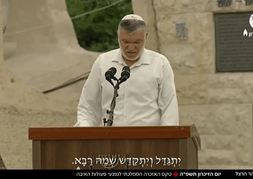 האב השכול שאיבד בפיגוע את אשתו וארבע בנותיו באמירת קדיש