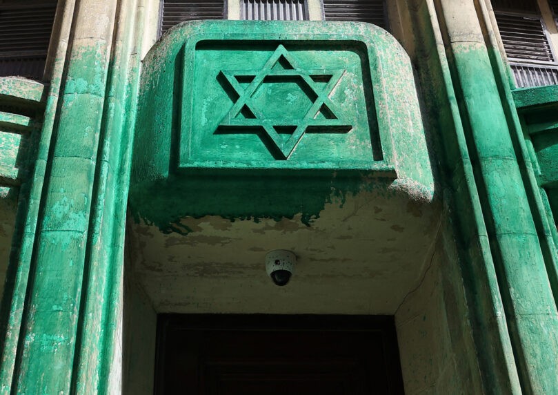 האנטישמיות בצרפת: אנדרטת שואה ובתי כנסת הושחתו בפריז