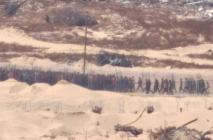 נפתחו שני מרכזי חלוקה בעזה, המונים תועדו ממתינים בתורי ענק