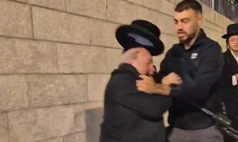 ביזיון: ביהמ"ש שחרר את המאבטח הערבי שתקף מבוגר חרדי בכותל