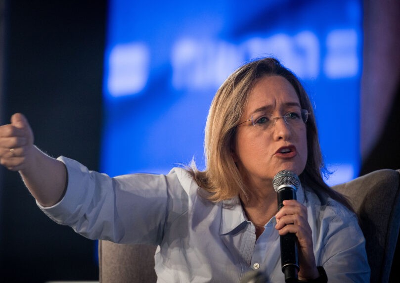 דודתה של החטופה נגד אילנה דיין ותוכנית עובדה בערוץ 12